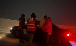 Kızılay'dan mahsur kalan sürücülere kumanya desteği