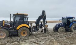 Van Gölü Sahilinde Traktör Çamura Saplandı, Kepçe İle Kurtarıldı