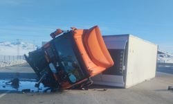 Bingöl’de Gıda Yüklü Tır Devrildi: Sürücü Yaralı!