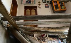 Çatak’ta 2 Katlı Evin Damı Gürültüyle Çöktü