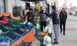 Van’da zabıta ile esnaflar arasında kaldırım gerginliği