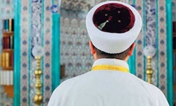 Camii Misafirhanesinde İmam Turistle Yakalandı, Görevden Uzaklaştırıldı