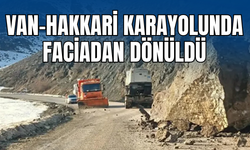 Yüksekova-Van karayolunda faciadan dönüldü: Dev kayalar yola düştü