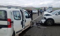 Araçlar Kafa Kafaya Çarpıştı, 6 Yaralı
