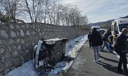 Bingöl’de Feci Kaza: Otomobil İstinat Duvarına Çarparak Devrildi, 2’si Ağır 5 Yaralı