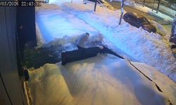 Çatıdan düşen kar kütlesi az daha can alıyordu