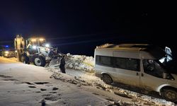 Van Başkale’de Minibüs Kara Saplandı!