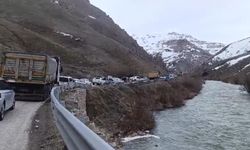 Yüksekova-Van Kara Yolunda Heyelan Ulaşımı Aksattı