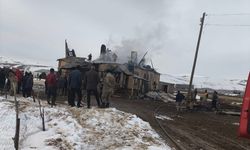 Başkale'de ev yangını