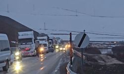 Yüksekova’nın  Van ve Diğer İllere Ulaşımı Koptu: Heyelan Yolu Kapattı