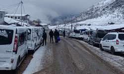 Sınırda sistem çilesi! Vatandaşlar kar altında sabahlıyor
