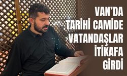 Van’da Tarihi Camide Vatandaşlar İtikafa Girdi