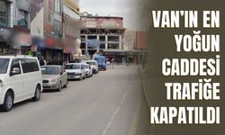 Van’da Cumhuriyet Caddesi Arife Öncesi Trafiğe Kapatıldı