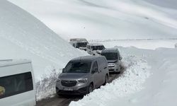 Bahçesaray Yolunda Çığ: Araçlar Mahsur Kaldı, Yol Saatler Sonra Açıldı