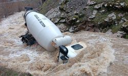 Beton Mikseri Dereye Uçtu, Sürücü Kayıp