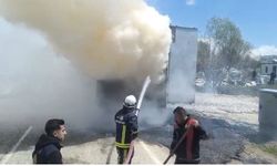 Van Erciş'te tırın dorsesi alev alev yandı!