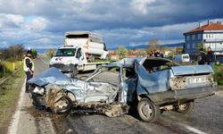 Kamyonetle çarpışan Tofaş ikiye bölündü, sürücü hayatını kaybetti