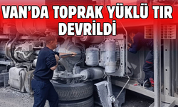 Van'da toprak yüklü tır devrildi! Yaralı var!