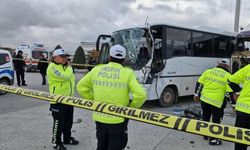 Öğretmenleri Taşıyan Servis ile Otomobil Çarpıştı: Ölü Ve Yaralılar Var