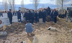 Van Gölü’nde Cansız Bedeni Bulunan 17 Yaşındaki Genç Toprağa Verildi