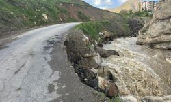 Hakkari’de Dere Taştı, Yol Yeniden Zarar Gördü