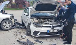 Van’da İki Otomobil Çarpıştı:Yaralı Var!