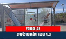 Vandallar Otobüs Durağını Hedef Aldı