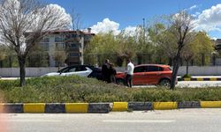 Van’da İki Otomobil Çarpıştı!