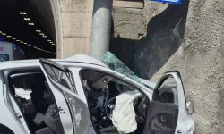 Otomobil Tünel Girişindeki Tabelaya Ok Gibi Saplandı!