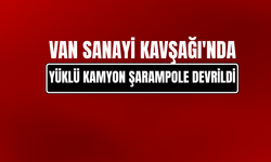 Sanayi Kavşağı'nda Yüklü Kamyon Şarampole Devrildi