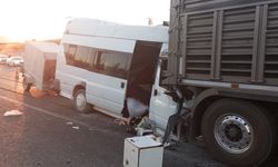 Malatya'da Tarım İşçilerini Taşıyan Minibüs Tıra Çarptı: Çok Sayıda Yaralı Var