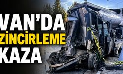 Van’da Tır, Park Halindeki 3 Araca Çarptı