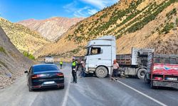 Hakkari-Van yolunda TIR bariyerlere çarptı