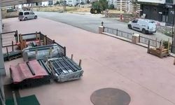 Elazığ’da el freni çekilmeyen araç iş yerine girdi