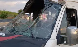 Tarım İşçilerini Taşıyan Minibüs Kanala Devrildi: 15 Yaralı