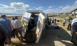 Yüksekova’da servis minibüsü devrildi: Yaralılar Var!