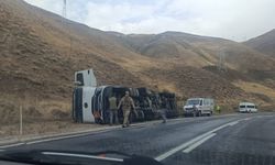 Hakkari-Van kara yolunda tanker devrildi! Sürücü yara almadan kurtuldu