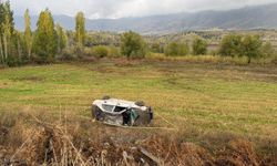 Malatya’da otomobil şarampole devrildi: 2 yaralı