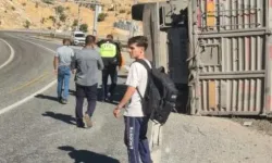 Tır Devrildi, Sürücü Ağır Yaralandı