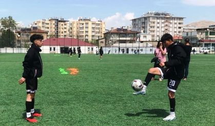 Gündüz sahada akşam, sahnede ter döküyor!