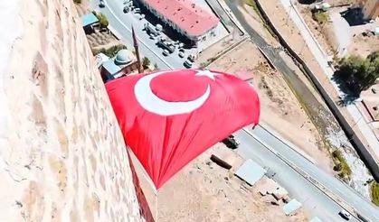 Hoşap Kalesi’ne Yeniden Bayrak Asıldı