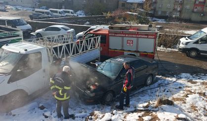 Yüksekova'da seyir halindeki otomobil yandı