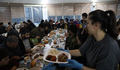 Van’da Engelli ve Yaşlılar İçin İftar Sofrası Kuruldu
