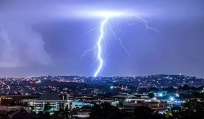 Okul Bahçesine Yıldırım Düştü:Ölü Ve Yaralılar Var!