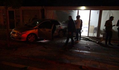 Malatya’da kontrolden çıkan otomobil konteyner iş yerine girdi