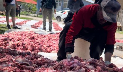 100 yıllık gelenek: 140 kurban kesildi, etler tüm köye eşit dağıtıldı!