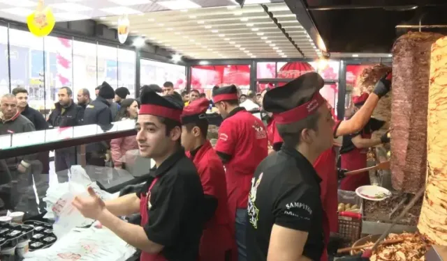 Döner ayranı 1 lira yaptı, 1 ton döneri 3 saatte sattı