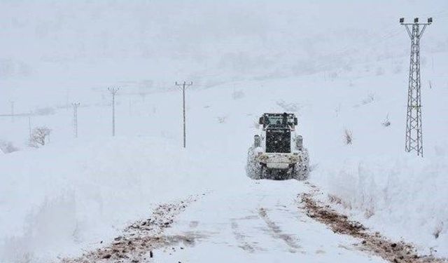 Van'da Kar Yağışı Etkili Oluyor: 158 Yerleşim Yeri Yolu Ulaşıma Kapandı