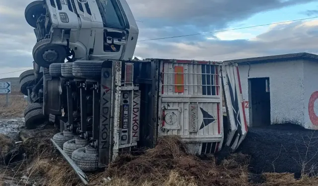 Devrilen tırın kabini havada asılı kaldı