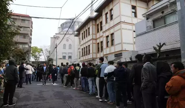 Bu Camide Rekor Katılım! Bayram Namazı 3 Kez Kılındı